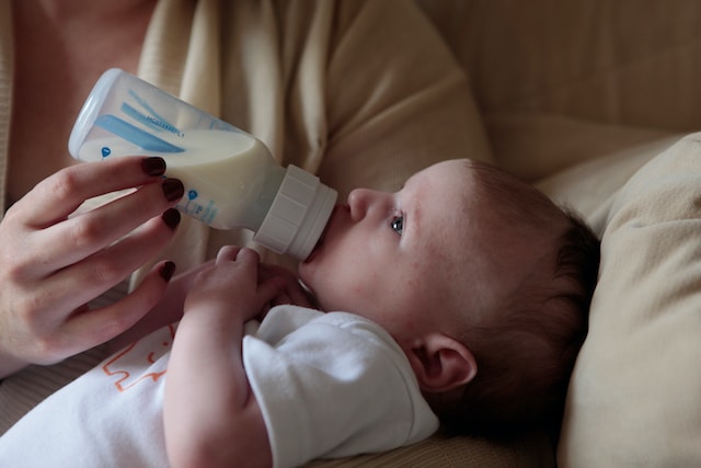 niemowle jędzące mleko