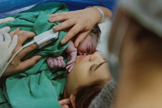 4 wskazówki, jak szybko dojść do siebie po cesarce