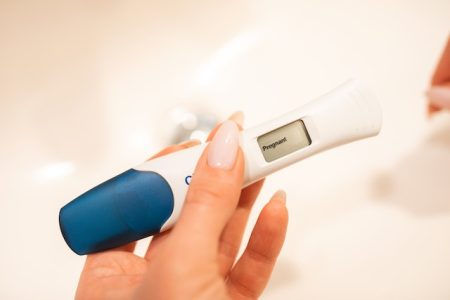 Jakie są pierwsze objawy ciąży, kiedy wykonać test ciążowy?